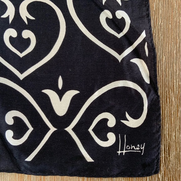 Honey Scarf, 100% Silk, 30x30 Vtg Purple Floral Print, Made in Japan. Signed - Picture 4 of 9